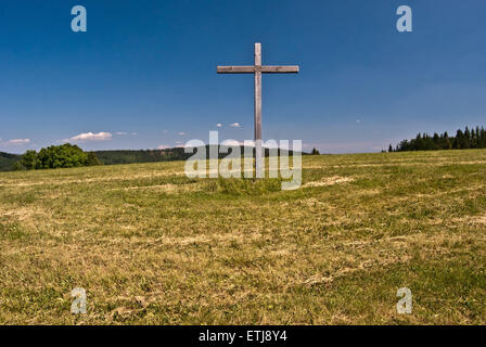 Holzkreuz auf Loucka Hügel in Slezske Beskydy Bergen Stockfoto