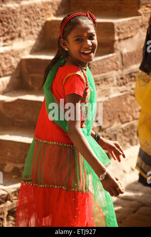 Indisches Mädchen Lachen in bunten Sari. Jodhpur, Rajasthan, Indien Stockfoto