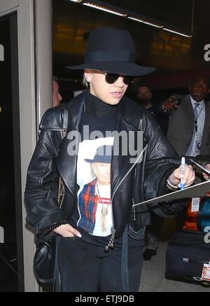 Rita Ora und Ricky Hil kommen am Los Angeles International Airport (LAX) nach einer Reise zu London Featuring: Rita Ora wo: Los Angeles, California, Vereinigte Staaten von Amerika bei: 27. Februar 2015 Credit: WENN.com Stockfoto