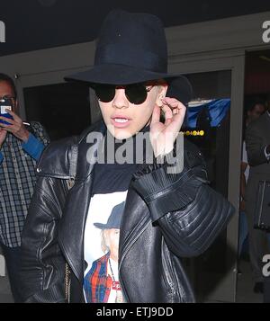 Rita Ora und Ricky Hil kommen am Los Angeles International Airport (LAX) nach einer Reise zu London Featuring: Rita Ora wo: Los Angeles, California, Vereinigte Staaten von Amerika bei: 27. Februar 2015 Credit: WENN.com Stockfoto