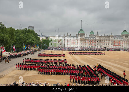 2015 Trooping die Farbe Zeremonie an Horse Guards Parade in London vor verpackten Publikum stattfindet. Stockfoto