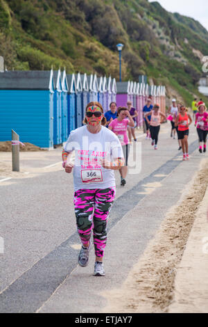 Bournemouth, UK. 14. Juni 2015. Hunderte von Frauen in rosa gekleidet beteiligen sich 10k oder 5 k Rennen für Leben Rennen an Bournemouth Strandpromenade, wichtige Mittel für Cancer Research UK zu erhöhen. Bildnachweis: Carolyn Jenkins/Alamy Live-Nachrichten Stockfoto
