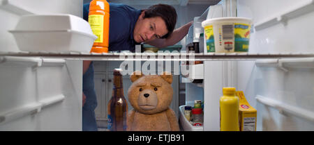 Ted-2 ist eine bevorstehende US-amerikanische Filmkomödie Regie: Seth MacFarlane. Es ist die Fortsetzung MacFarlanes 2012 Film Ted. Die Hauptrollen MacFarlane als Titelfigur, zusammen mit Mark Wahlberg und Amanda Seyfried.  Dieses Foto ist nur zu redaktionellen Zwecken und unterliegen dem Copyright von der Filmgesellschaft und/oder der Fotograf von dem Film oder der Firma zugeordnet und kann nur durch Veröffentlichungen im Zusammenhang mit der Förderung der oben genannten Film reproduziert werden. Eine obligatorische Gutschrift auf die Filmgesellschaft ist erforderlich. Der Fotograf sollte auch angerechnet werden, wenn bekannt. Stockfoto