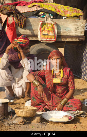 Rajasthani-Mann und Frau in traditioneller Kleidung, Pushkar, Rajasthan, Indien Stockfoto