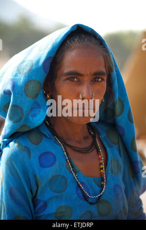 Porträt einer Rajasthani-Frau in blau mit unverwechselbaren Schmuck. Pushkar, Rajasthan, Indien Stockfoto