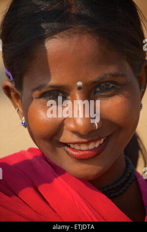 Porträt einer Rajasthani-Frau im roten Sari. Pushkar, Rajasthan, Indien Stockfoto