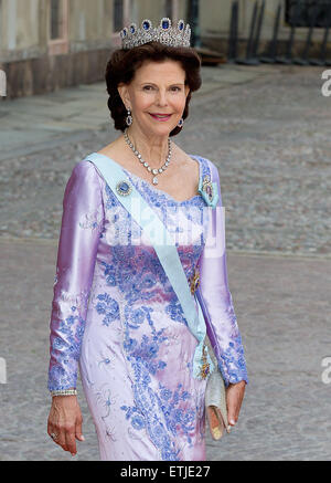 Stockholm, Schweden. 13. Juni 2015. Königin Silvia von Schweden kommt im königlichen Palast anlässlich der Hochzeit von Prinz Carl Philip und Sofia Hellqvist in der Schlosskapelle in Stockholm, Schweden, 13. Juni 2015. © Dpa picture-Alliance/Alamy Live News Bildnachweis: Dpa picture-Alliance/Alamy Live News Stockfoto