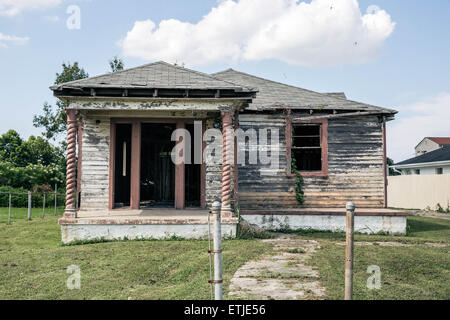 (150614)--NEW ORLEANS, 14. Juni 2015 (Xinhua)--Foto aufgenommen am 10. Juni 2015 zeigt ein verlassenes Haus in Lower Ninth Ward, New Orleans, Louisiana, Vereinigte Staaten von Amerika. Seit Sommer 2005 ist der Lower Ninth Ward ein Abladeplatz für unerwünschte Dinge geworden. Wildgras bis Erwachsenengröße herrscht in der Gegend, unter denen die Wracks von verlassenen Häusern bedrohlich stehen. Zehn Jahre nach dem Hurrikan Katrina New Orleans in die Knie gebracht und eine emotionale Präsenz in den Vereinigten Staaten verließ, wie Menschen erlebt wie die US-Regierung nicht unverzüglich, überwiegend afrikanischen reagiert Stockfoto