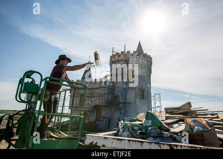 (150614)--NEW ORLEANS, 14. Juni 2015 (Xinhua)--Foto am 10. Juni 2015 zeigt einer Arbeitskraft Dumps verschwenden bei Renovierung des Fischers Burganlage auf irischen Bayou in New Orleans, Louisiana, USA, 10. Juni 2015. Simon Villemarette baute die Burg im Jahr 1981 auf einem 14. Jahrhundert Schloss aussehen. Das Schloss überlebte Hurrikan Katrina und ist auch heute noch einen Point of Interest. Zehn Jahre nach dem Hurrikan Katrina New Orleans in die Knie gebracht und eine emotionale Präsenz in den Vereinigten Staaten verlassen, wie Menschen erlebt wie die US-Regierung nicht unverzüglich, ein überwiegend afrikanischen - reagiert Stockfoto