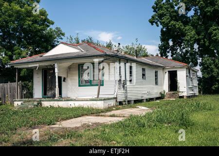 (150614)--NEW ORLEANS, 14. Juni 2015 (Xinhua)--Foto aufgenommen am 10. Juni 2015 zeigt ein verlassenes Haus in Lower Ninth Ward, New Orleans, Louisiana, Vereinigte Staaten von Amerika. Seit Sommer 2005 ist der Lower Ninth Ward ein Abladeplatz für unerwünschte Dinge geworden. Wildgras bis Erwachsenengröße herrscht in der Gegend, unter denen die Wracks von verlassenen Häusern bedrohlich stehen. Zehn Jahre nach dem Hurrikan Katrina New Orleans in die Knie gebracht und eine emotionale Präsenz in den Vereinigten Staaten verließ, wie Menschen erlebt wie die US-Regierung nicht unverzüglich, überwiegend afrikanischen reagiert Stockfoto