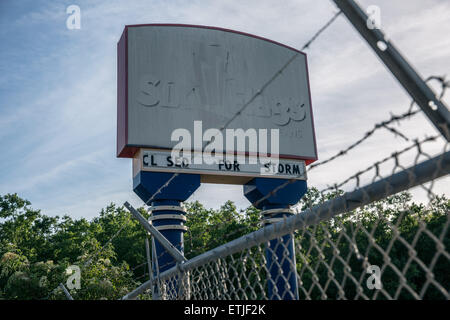 (150614)--NEW ORLEANS, 14. Juni 2015 (Xinhua)--Foto am 11. Juni 2015 zeigt eine verblasste Reklameanzeigebrett des geschlossenen Vergnügungspark Six Flags New Orleans. Trotz verschiedenen angekündigten Pläne die Website ab Juni 2015, zu sanieren ist es noch einen verlassenen Vergnügungspark in einem sehr schlechten Zustand. Zehn Jahre nach dem Hurrikan Katrina hat New Orleans auf seine Knie und links eine emotionale Präsenz in den Vereinigten Staaten als Menschen erlebt wie die US-Regierung nicht zeitnah reagiert kämpft eine überwiegend afro-amerikanische Gemeinschaft der Stadt noch ihre Post-Katr definieren Stockfoto