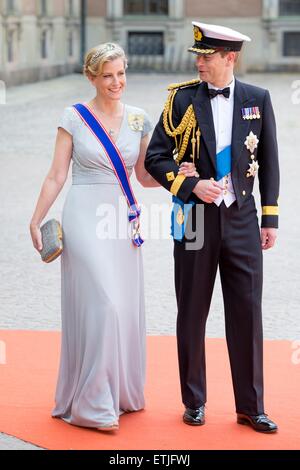 Stockholm, Schweden. 13. Juni 2015. Prince Edward, Earl of Wessex und Sophie, Gräfin von Wessex im königlichen Palast anlässlich der Hochzeit von Prinz Carl Philip und Sofia Hellqvist in der Schlosskapelle in Stockholm, Schweden, 13. Juni 2015 kommen. Bildnachweis: Dpa picture Alliance/Alamy Live News Stockfoto