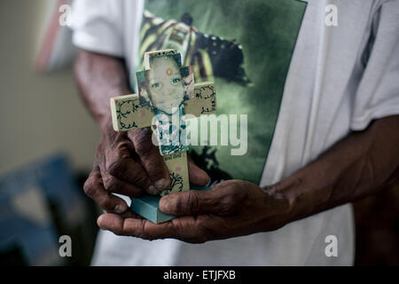 (150614)--NEW ORLEANS, 14. Juni 2015 (Xinhua)--Robert Green, ein Lower Ninth Ward ansässig und Hurrikan Katrina Überlebende, zeigt eine verblasste Foto von ihrer Enkelin, der im Alter von 3, in der Hurrikan getötet wurde in Lower Ninth Ward, New Orleans, Louisiana, 12. Juni 2015. Zehn Jahre nach dem Hurrikan Katrina hat New Orleans auf seine Knie und links eine emotionale Präsenz in den Vereinigten Staaten als Menschen erlebt wie die US-Regierung nicht zeitnah reagiert kämpft eine überwiegend afro-amerikanische Gemeinschaft der Stadt noch zu definieren, was ihre Post-Katrina Leben wäre. (Xinhua Stockfoto