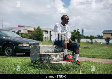 (150614)--NEW ORLEANS, 14. Juni 2015 (Xinhua)--Robert Green, ein Lower Ninth Ward ansässig und Hurrikan Katrina Überlebende, sitzt auf der Treppe, die einmal führte in seiner Mutter Lower Ninth Ward in New Orleans, in Lower Ninth Ward, New Orleans, 12. Juni 2015 nach Hause. Grün verlor seine Mutter und seine Enkelin im Jahr 2005 die verheerenden Hurrikan "Katrina". Zehn Jahre nach dem Hurrikan Katrina New Orleans in die Knie gebracht und eine emotionale Präsenz in den Vereinigten Staaten verließ, wie Menschen wie die US-Regierung erlebt reagieren prompt, eine überwiegend afro-amerikanische Gemeinschaft der Stadt noch nicht Stockfoto