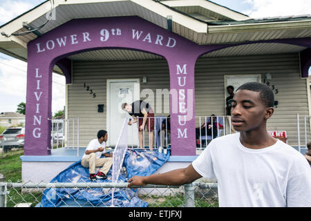 (150614)--NEW ORLEANS, 14. Juni 2015 (Xinhua)--Freiwillige Arbeit an der Lower Ninth Ward lebendes Museum in Lower Ninth Ward, New Orleans, Louisiana, Vereinigte Staaten von Amerika. Seit Sommer 2005 ist der Lower Ninth Ward ein Abladeplatz für unerwünschte Dinge geworden. Wildgras bis Erwachsenengröße herrscht in der Gegend, unter denen die Wracks von verlassenen Häusern bedrohlich stehen. Zehn Jahre nach dem Hurrikan Katrina New Orleans in die Knie gebracht und eine emotionale Präsenz in den Vereinigten Staaten verließ, wie Menschen erlebt wie die US-Regierung nicht unverzüglich, überwiegend afrikanischen reagiert Stockfoto