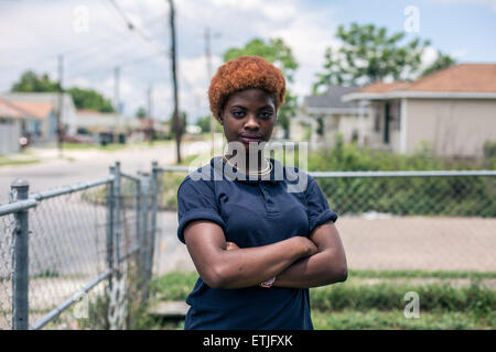 (150614)--NEW ORLEANS, 14. Juni 2015 (Xinhua)--Foto am 11. Juni 2015 zeigt Gardner, der zu mehr als zehntausend gehörte der Lower Ninth Ward ehemalige Bewohner mussten ihre Häuser verlassen nach Verletzung der angrenzenden industriellen Kanal Levee am 29. August 2005, zerstört jedes Haus in der Gegend. Seit Sommer 2005 ist der Lower Ninth Ward ein Abladeplatz für unerwünschte Dinge geworden. Wildgras bis Erwachsenengröße herrscht in der Gegend, unter denen die Wracks von verlassenen Häusern bedrohlich stehen. Zehn Jahre nach dem Hurrikan Katrina New Orleans in die Knie gezwungen eine Stockfoto