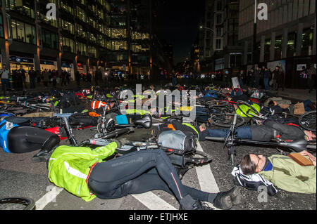 London-Radfahrer halten einen Würfel aus Protest auf der Straße außerhalb Westminster City Hall. Der Protest wurde nach dem Tod der 36 Jahre alte Claire Hitier-Abadie initiiert, die auf Bressenden Ort in der Nähe am 19. Februar 2015 getötet wurde.  Mitwirkende: Wo sehen: London, Vereinigtes Königreich bei: Kredit-2. März 2015: Peter Maclaine/WENN.com Stockfoto