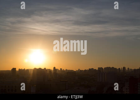 Sao Paulo, Brasilien. 14th. Juni 2015. Sonnenaufgang mit Sonnenstrahlen, die durch Gebäude gehen, wird an diesem Sonntag früh morgens in der Innenstadt von Sao Paulo gesehen.Quelle: Andre M. Chang/Alamy Live News Stockfoto