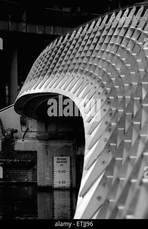 Geschwungene Muster erstellt von die Leitplanke auf der Fußgängerbrücke verbindet die Manchester und Salford Seiten der Media City. Stockfoto