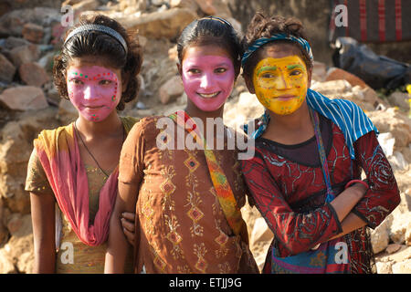 Junge indische Mädchen verkleiden, Perforn bei der Pushkar fair, Pushkar, Rajasthan, Indien Stockfoto