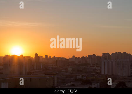 Sao Paulo, Brasilien. 14th. Juni 2015. Sonnenaufgang mit Sonnenstrahlen, die durch Gebäude gehen, wird an diesem Sonntag früh morgens in der Innenstadt von Sao Paulo gesehen.Quelle: Andre M. Chang/Alamy Live News Stockfoto