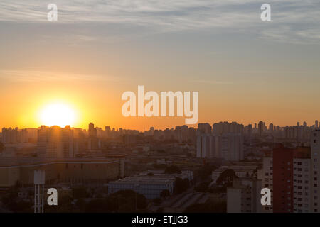 Sao Paulo, Brasilien. 14th. Juni 2015. Sonnenaufgang mit Sonnenstrahlen, die durch Gebäude gehen, wird an diesem Sonntag früh morgens in der Innenstadt von Sao Paulo gesehen.Quelle: Andre M. Chang/Alamy Live News Stockfoto