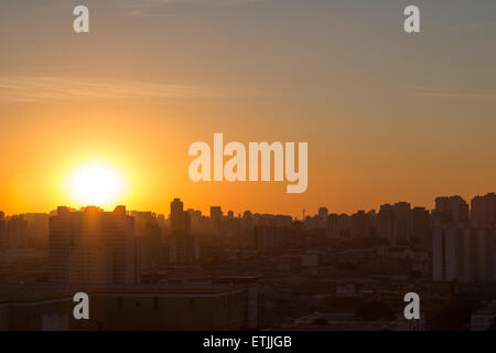Sao Paulo, Brasilien. 14th. Juni 2015. Sonnenaufgang mit Sonnenstrahlen, die durch Gebäude gehen, wird an diesem Sonntag früh morgens in der Innenstadt von Sao Paulo gesehen.Quelle: Andre M. Chang/Alamy Live News Stockfoto