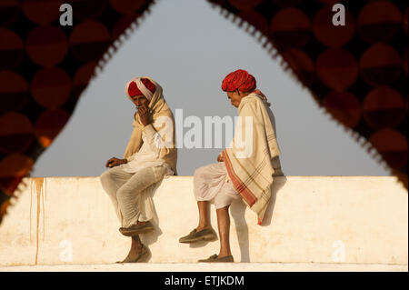 Rajasthani Männer in Tracht, Pushkar, Indien Stockfoto