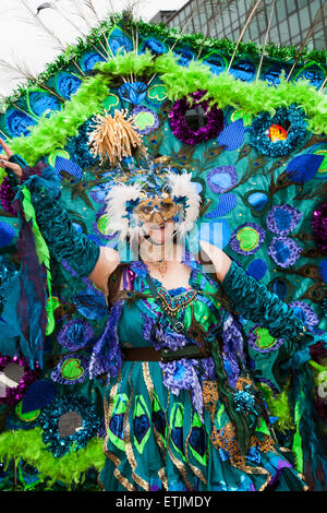 Manchester, UK 14. Juni 2015. ' Peacock Feather Lady'   Manchester Tag wurde 2010 gegründet und ist inzwischen eines der Nord-West-Flaggschiff-Events des Sommers. Der Zweck der Veranstaltung ist es, die Kreativität und Vielfalt der Stadt zu feiern. Mehr als 2.500 Künstler und Künstler aus lokalen Gemeinschaften bringen Straßen und Plätze zum Leben in einer fantastischen Darstellung von Farbe, Klang und Bewegung. Ein Publikum von mehr als 60.000 wird begeistert von der unglaublichen Tag erstaunliche Strukturen, lebendige Kostüme und pulsierender Musik und Tanz. Bildnachweis: Cernan Elias/Alamy Live-Nachrichten Stockfoto