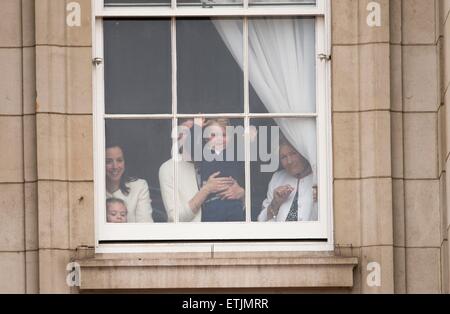 Großbritannien Prince George wird durch ein Kindermädchen gehalten, wie er durch ein Fenster des Buckingham Palace 13. Juni 2015 während der königlichen Familie Kopf für Horse Guards Parade in der Nähe für die jährliche Trooping die Farbe Zeremonie zum offiziellen Geburtstag der Monarch "Wellenlinien". Foto: Patrick van Katwijk / POINT DE VUE, - kein Draht-SERVICE- Stockfoto
