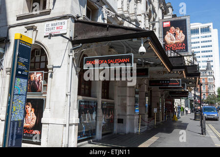 Außenansicht des Noël Coward Theatre mit Plakaten für die Show "Death of a Salesman" in St Martins Lane, Covent Garden, London, England, Vereinigtes Königreich Stockfoto