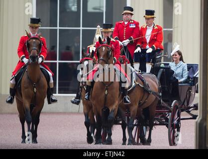 Großbritanniens Catherine, Herzogin von Cambridge, kehrt zurück zum Buckingham Palace nach Trooping die Farbe Königin jährlichen Geburtstag Parade im Zentrum von London, 13. Juni 2015. Die Queen Geburtstag Parade ist mehr im Volksmund bekannt als Trooping the Colour, wenn die Königin Farbe "" vor ihrer Majestät und die königlichen Colonels marschierten ist und offiziellen Geburtstag markiert. Foto: Patrick van Katwijk / POINT DE VUE, - kein Draht-SERVICE- Stockfoto