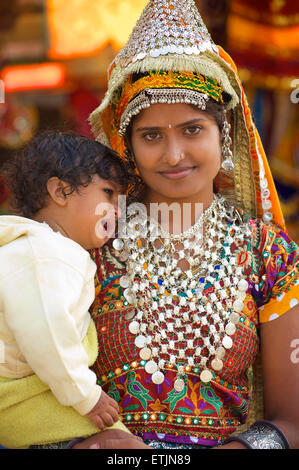 Indianerin gekleidet in traditionellen Rajasthani Kleid, Mount Abu, Rajasthan, Indien Stockfoto