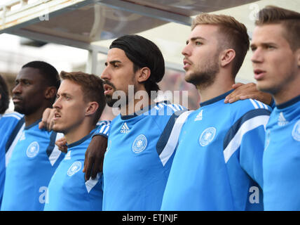 Faro, Portugal. 13. Juni 2015. Deutschlands Antonio Rüdiger (l-R), Max Kruse. Sami Khedira, Christoph Kramer und Erik Durm singen der deutschen Nationalhymne vor der UEFA EURO 2016 Qualifikation Gruppe D Fußball match Gibraltar gegen Deutschland im Stadion Algarve in Faro, Portugal, 13. Juni 2015. Foto: Arne Dedert/Dpa/Alamy Live-Nachrichten Stockfoto