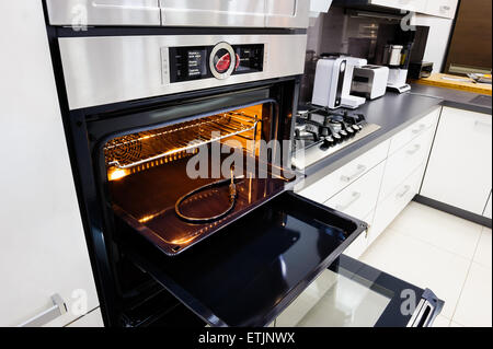 Moderne hi-Tek Küche, Ofen mit offener Tür Stockfoto
