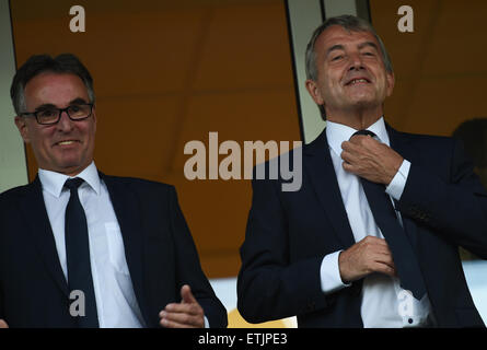 Faro, Portugal. 13. Juni 2015. Wolfgang Niersbach (R), Präsident des deutschen Fußball-Bund DFB und Generalsekretär Helmut Sandrock beobachten der UEFA EURO 2016 Qualifikation Gruppe D Fußballspiel im Stadion Algarve in Faro, Portugal, Gibraltar vs. Deutschland 13. Juni 2015. Foto: Arne Dedert/Dpa/Alamy Live-Nachrichten Stockfoto