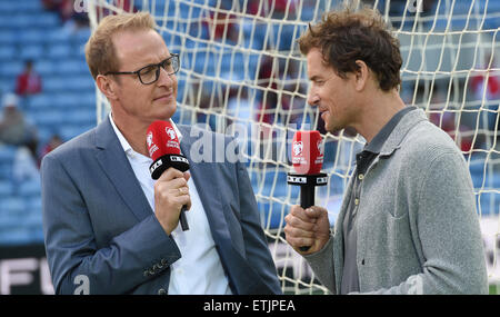 Faro, Portugal. 13. Juni 2015. RTL-Sport-Moderator Florian König (L) und Experte Jens Lehmann anwesend während der UEFA EURO 2016 Qualifikation Gruppe D Fußball match Gibraltar gegen Deutschland im Stadion Algarve in Faro, Portugal, 13. Juni 2015. Foto: Arne Dedert/Dpa/Alamy Live-Nachrichten Stockfoto