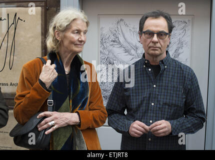 Göttingen, Deutschland. 12. Juni 2015. Verleger Gerhard Steidl steht neben Ute Grass, Witwe von Guenter Grass, während der Eröffnungsfeier der Günter Grass Archive mit seiner Ausstellung "Guenter Grass, Vonne Endlichkait" in Göttingen, 12. Juni 2015. "Vonne Endlichkait" ist das letzte literarische Werk der deutschen Schriftsteller und Nobel Laureatus Grass, die im April gestorben. Foto: Swen Pfoertner/Dpa/Alamy Live News Stockfoto