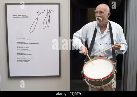 Göttingen, Deutschland. 12. Juni 2015. Musiker Günter "Baby" Sommer spielt eine Blechtrommel während der Eröffnungsfeier der Günter-Grass-Archive mit seiner Ausstellung "Guenter Grass, Vonne Endlichkait" in Göttingen, 12. Juni 2015. "Vonne Endlichkait" ist das letzte literarische Werk der deutschen Schriftsteller und Nobel Laureatus Grass, die im April gestorben. Foto: Swen Pfoertner/Dpa/Alamy Live News Stockfoto