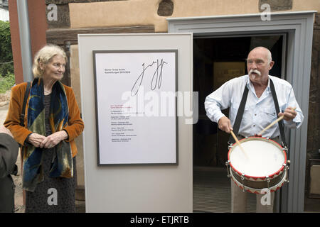 Göttingen, Deutschland. 12. Juni 2015. Musiker Günter "Baby" Sommer spielt eine Blechtrommel während der Eröffnungsfeier der Günter-Grass-Archive mit seiner Ausstellung "Guenter Grass, Vonne Endlichkait" in Göttingen, 12. Juni 2015. Ute Grass, Witwe von Guenter Grass ist an seiner linken Seite abgebildet. "Vonne Endlichkait" ist das letzte literarische Werk der deutschen Schriftsteller und Nobel Laureatus Grass, die im April gestorben. Foto: Swen Pfoertner/Dpa/Alamy Live News Stockfoto