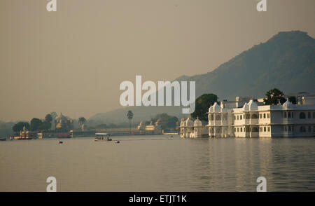 Lake Palace, früher bekannt als Jag Niwas am Lake Pichola, Udaipur, Rajasthan, Indien Stockfoto