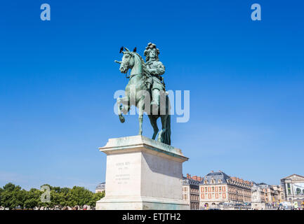 Statue von Louis XIV, der Sonnenkönig, montiert auf dem Pferderücken auf das Schloss von Versailles (Schloss), Paris, Frankreich Stockfoto