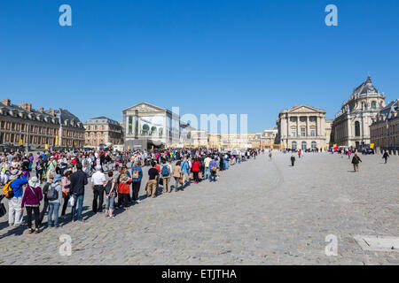 An das Schloss von Versailles, Paris, Frankreich Schlangestehen für die irreführende "No-Queue Zugang" Eingang für im Voraus gebuchte Eintrittskarten in die Warteschlange Stockfoto