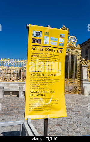 Irreführende gelbe "No-Queue Zugang" Banner auf das Schloss von Versailles (Schloss), Paris, Frankreich, wofür gibt es lange Schlangen Stockfoto