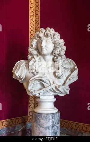 17. Jahrhundert Marmorstatue von Louis XIV, der Sonnenkönig, in das Schloss von Versailles (Schloss), Paris, Frankreich Stockfoto