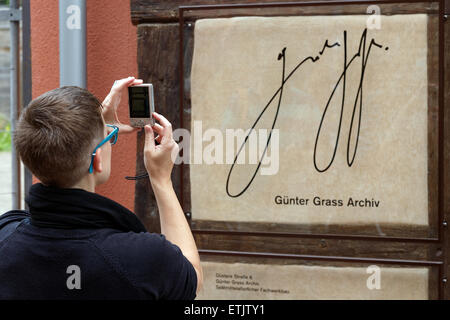 Göttingen, Deutschland. 11. Juni 2015. Eine Frau nimmt ein Bild einer Signatur von Guenter Grass an der Günter-Grass-Archiv in Göttingen, 11. Juni 2015. Eröffnet wurde die Ausstellung "Guenter Grass, Vonne Endlichkait" am 12. Juni. "Vonne Endlichkait" ist das letzte literarische Werk der deutschen Schriftsteller und Nobel Laureatus Grass, die im April gestorben. Foto: Swen Pfoertner/Dpa/Alamy Live News Stockfoto