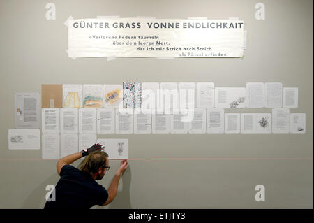 Göttingen, Deutschland. 11. Juni 2015. Frühere Versionen des Buches "Vonne Endlichkeit" hängen an der Wand des Günter-Grass-Archiv in Göttingen, 11. Juni 2015. Eröffnet wurde die Ausstellung "Guenter Grass, Vonne Endlichkait" am 12. Juni. "Vonne Endlichkait" ist das letzte literarische Werk der deutschen Schriftsteller und Nobel Laureatus Grass, die im April gestorben. Foto: Swen Pfoertner/Dpa/Alamy Live News Stockfoto