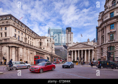 Verkehr in der Threadneedle Street, London, mit der Bank of England und der Royal Exchange. Stockfoto