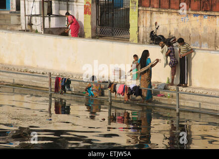 Indische Familie Wäschewaschen im Pichola-See, Udaipur, Rajasthan, Indien Stockfoto