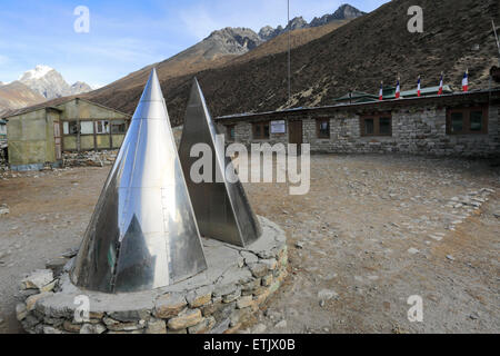 Die Everest-Denkmal, Pheriche Dorf, Everest base camp Trek, UNESCO-Weltkulturerbe, Sagarmatha Nationalpark Solu-Khumbu Stockfoto